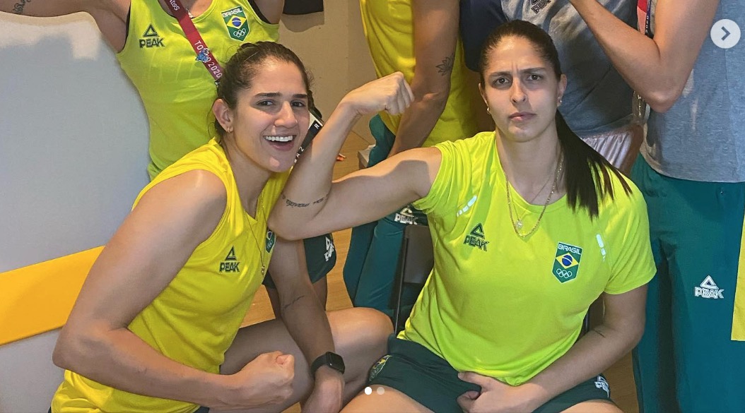 Após namoro com colega de time, jogadora de vôlei Natália se diz hétero e apoia Bolsonaro