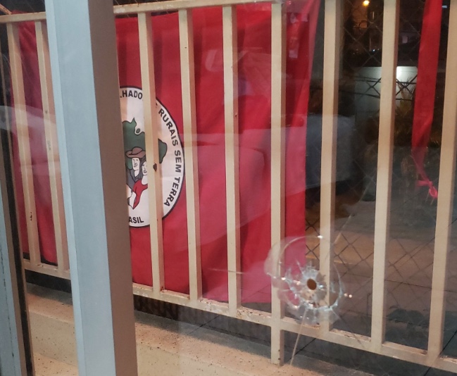 Com criança no sofá, apartamento com bandeira do MST é alvo de tiros