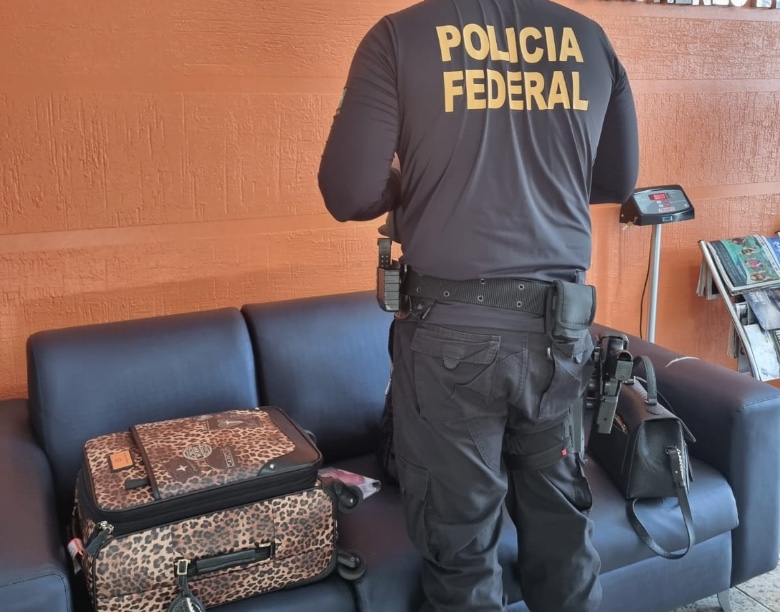 PF prende homem com R$ 24,7 mil e santinhos de candidato em aeroporto no Amazonas