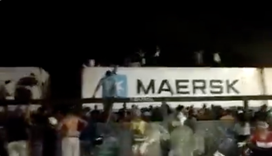 Sem ter o que comer, multidão ataca trem em movimento para saquear carne em SP