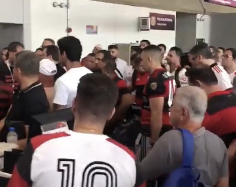 Torcedores do Flamengo ficam sem voos para final da Libertadores e causam confusão em aeroporto; vídeo