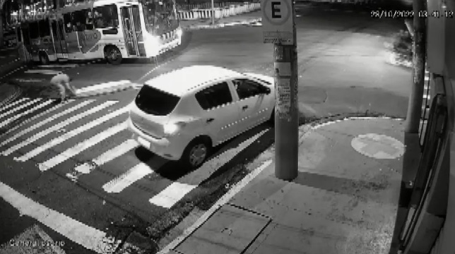 Taxista confunde caixão com decoração de Halloween e arrasta defunto por rua de SP