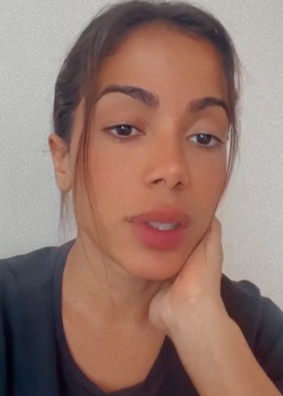 Anitta diz que família brigou por política: ‘ofensas e gritarias'