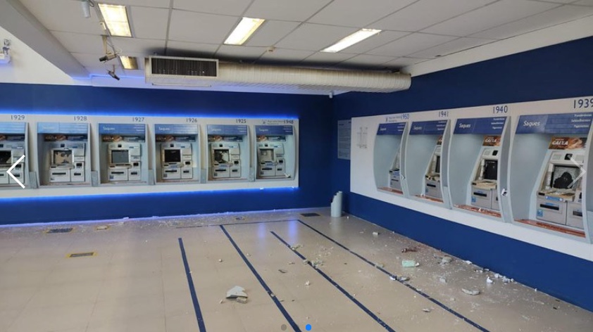 Homem surta e quebra cerca de 10 caixas eletrônicos em agência bancária