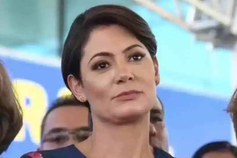 Michelle Bolsonaro se pronuncia após deixar de seguir marido no Instagram