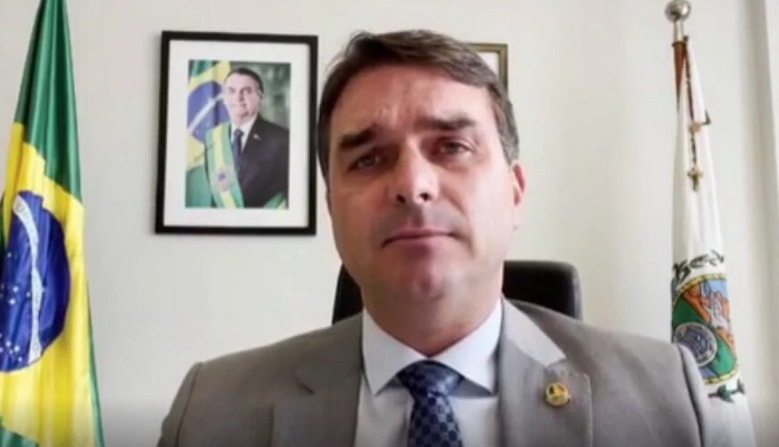 Flávio Bolsonaro se pronuncia pela primeira vez após pai perder eleição para Lula