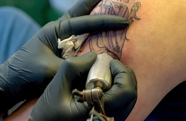 Garota de 13 anos foge de casa após mãe descobrir tatuagem e ficar horrorizada
