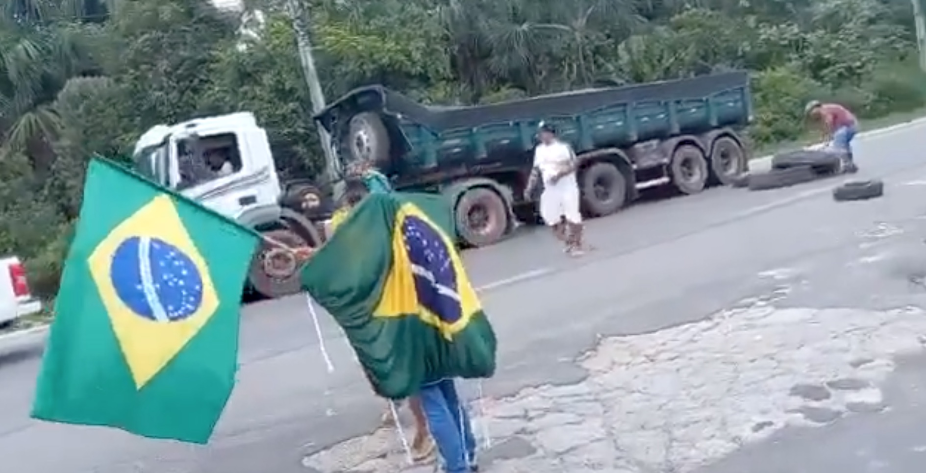 Mais duas rodovias são bloqueadas no Amazonas por caminhoneiros bolsonaristas