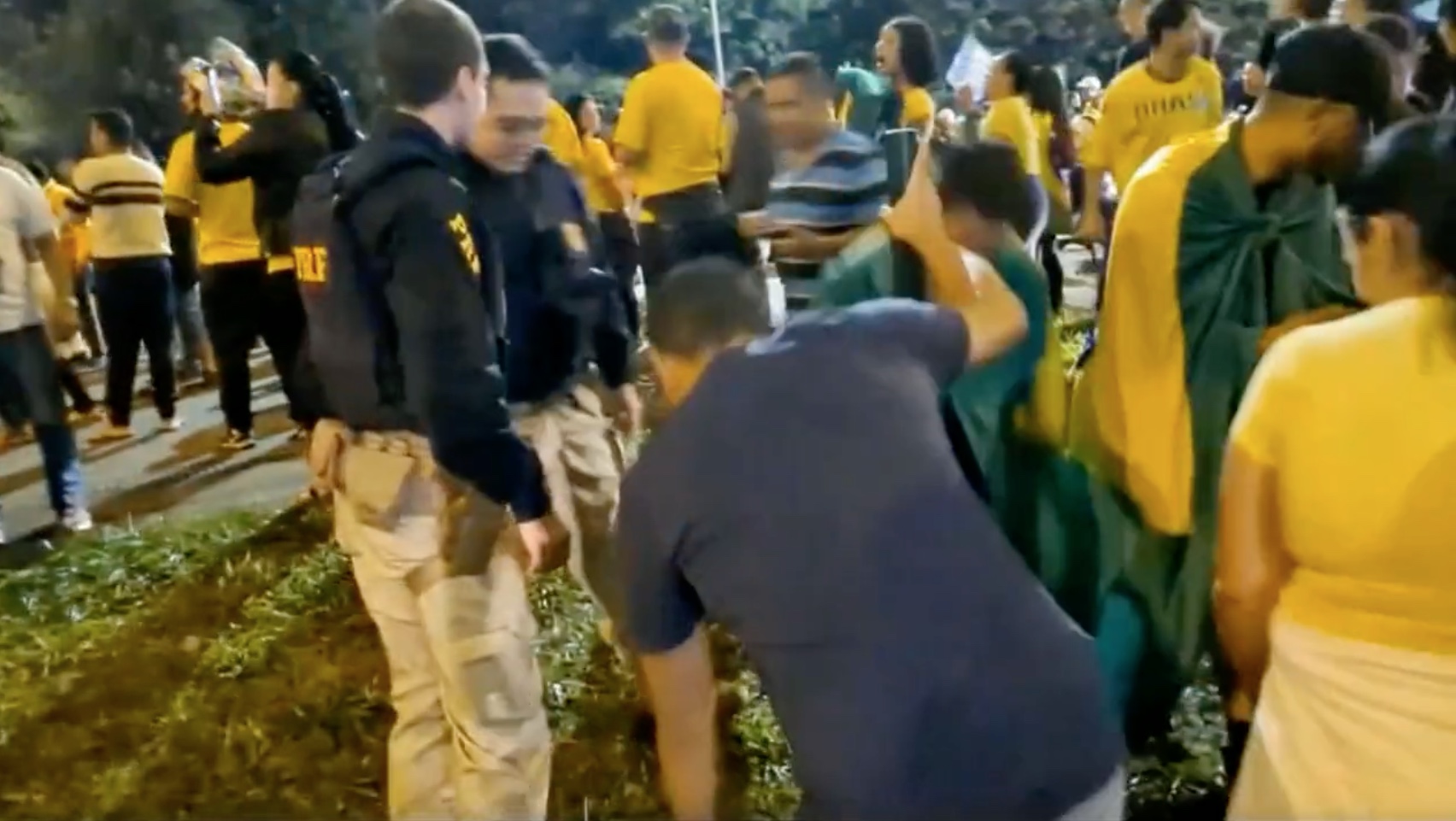 Vídeo mostra agente da PRF cortando grade para ajudar bolsonaristas em manifestação