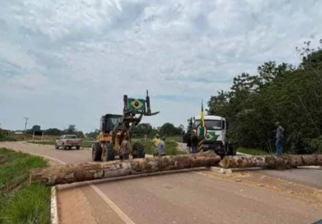 Manifestantes mantêm bloqueios na BR-230 e aglomeração na BR-174 no Amazonas, atualiza PRF
