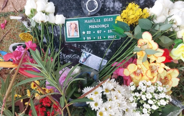 Dia de Finados: Fãs de Marília Mendonça prestam homenagens no túmulo da cantora