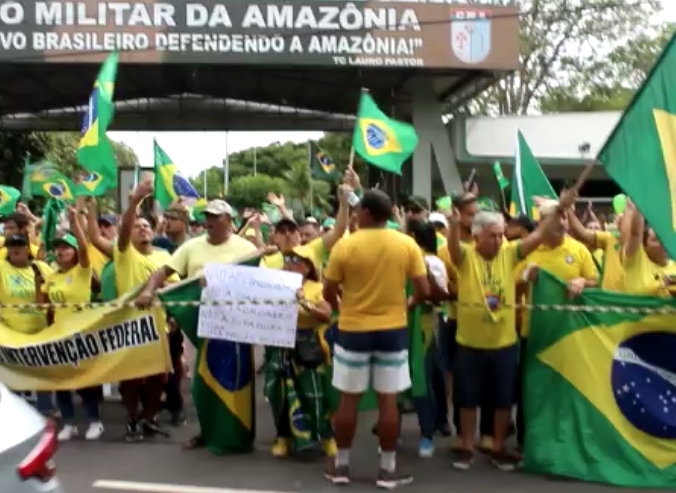Vídeos: Manifestantes em Manaus cantam 'Hino Nacional' em ato pró-Bolsonaro