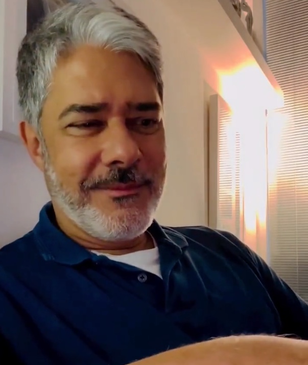 Bonner recria meme abrindo latinha de água após memes sobre cerveja na eleição