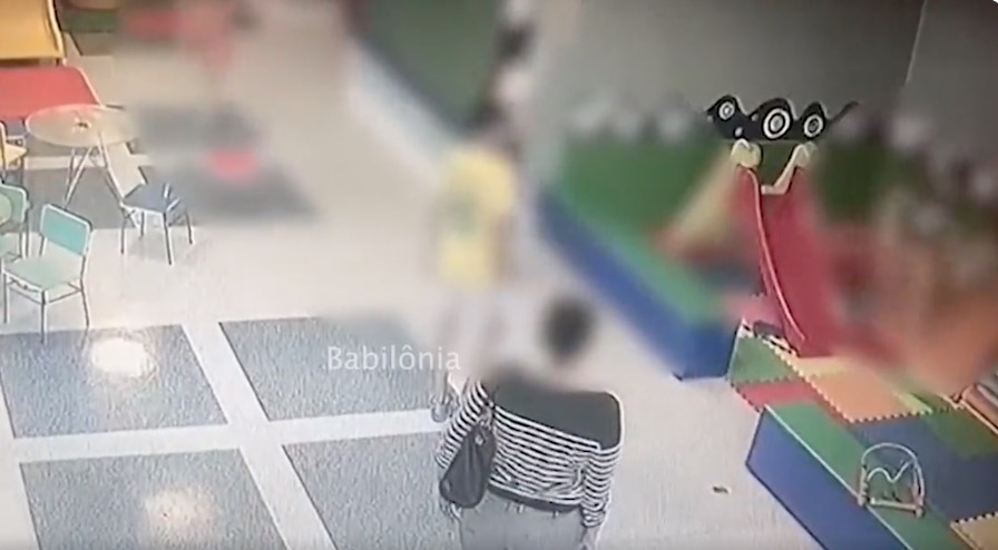 Vídeo mostra padrasto levantando criança pelo pescoço durante agressão em brinquedoteca