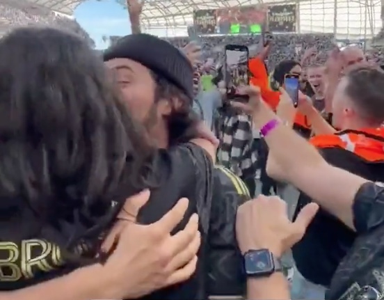 Bruna Marquezine ganha beijos de Xolo Maridueña durante jogo com Justin Bieber