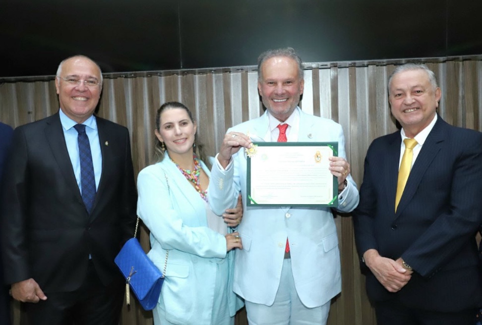 Conselheiro do TCE, Mario de Mello recebe medalha de Ouro da Cidade de Manaus