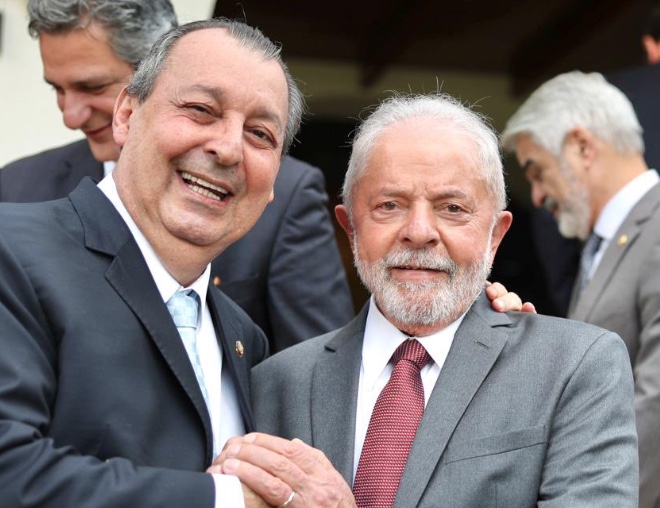 Omar critica influência da religão na eleição: 'Ainda bem que Deus quis o Lula'