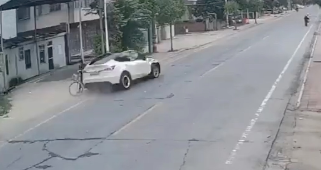 Carro Tesla desgovernado, acelera e mata duas pessoas; vídeo