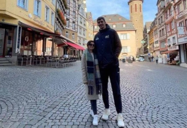 Com diferença de altura de quase 1 metro, casal viraliza ao falar sobre sexo