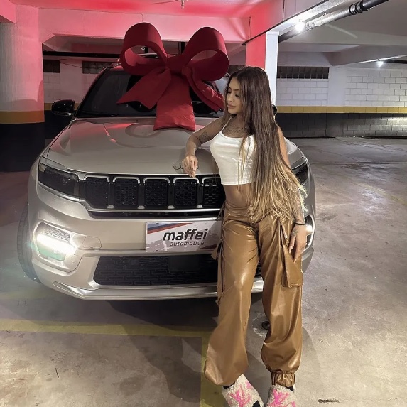 Mc Mirella compra novo carrão e ostenta em fotos: 'mais um da mamãe'