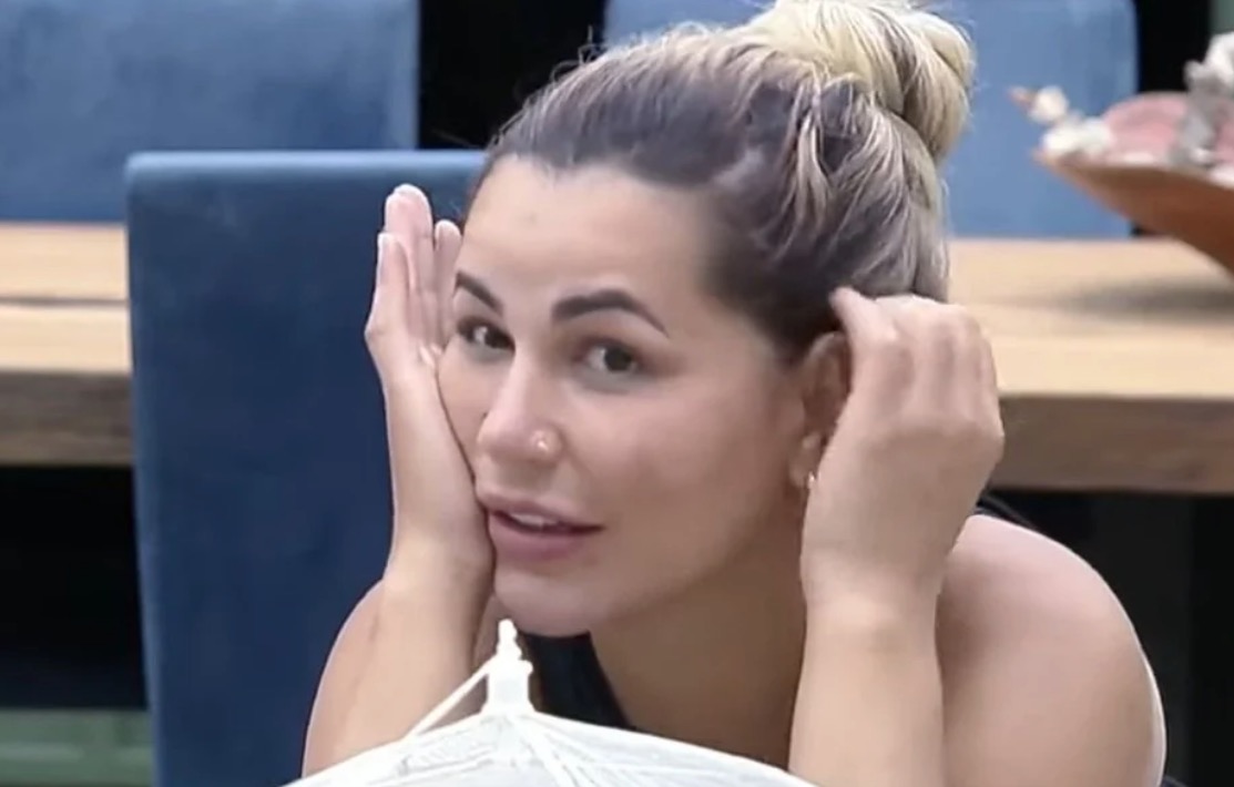 A Fazenda: Deolane diz ter recebido ficha da produção dentro do closet 