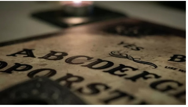 Adolescentes desmaiam em escola após jogo de tabuleiro para contato com espíritos