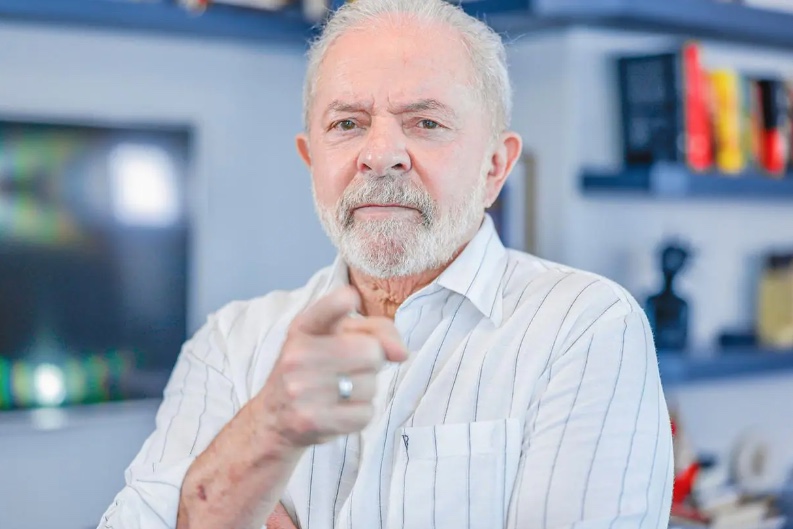 Bolsa cai e dólar sobe com gasto fora do teto e falas de Lula