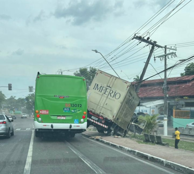 Caminhão se 'acaba' em poste durante acidente com ônibus em avenida de Manaus