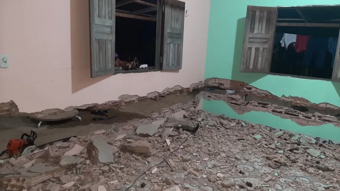 Homem é preso após ameaçar e tentar derrubar casa de ex com motosserra