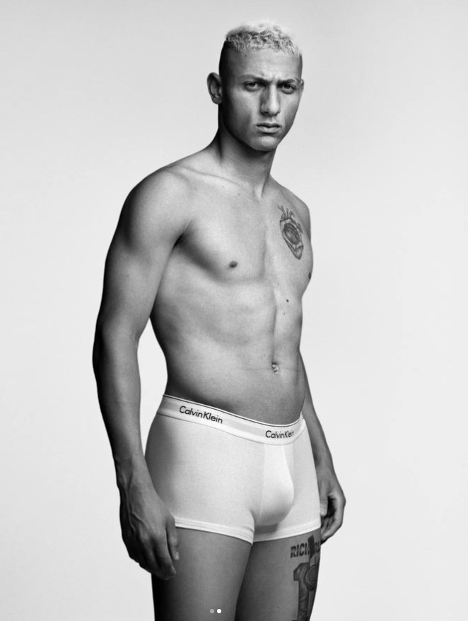 Richarlison posa de cueca e volume chama atenção: 'Porte de arma liberado?'