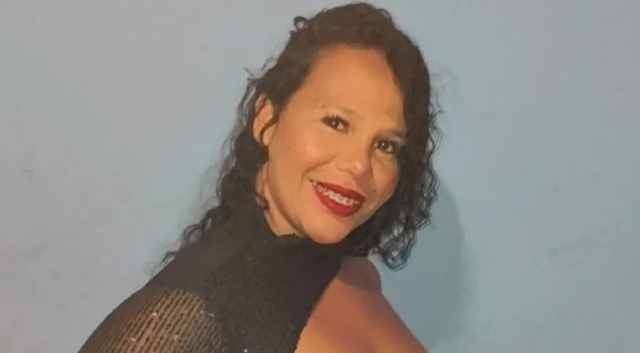 Mulher posa para foto com arma na mão e morre ao atirar na própria cabeça