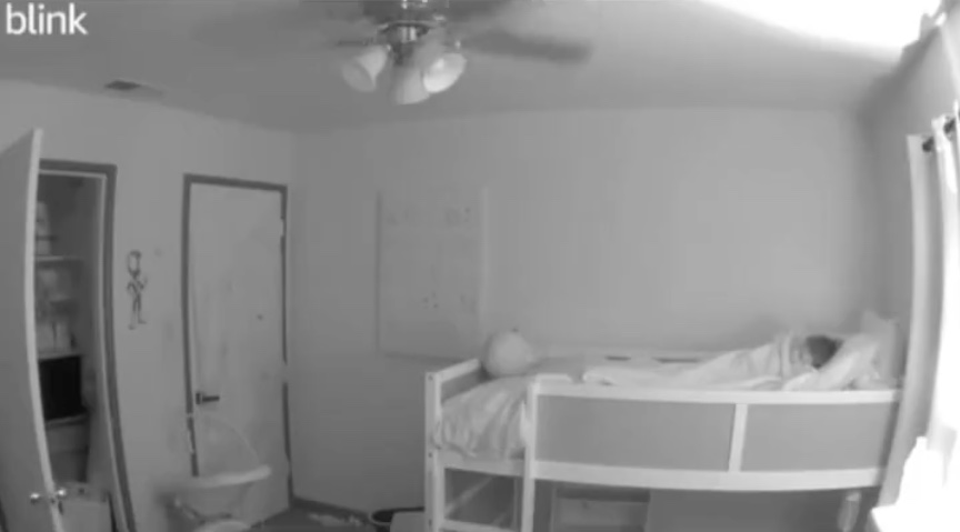 Mãe flagra atividade paranormal no quarto da filha após criança dizer que 'homem mau' a visitava
