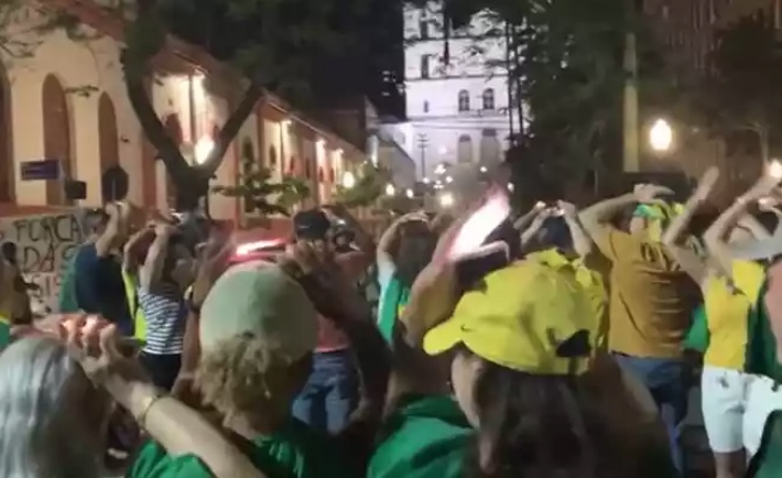 Em vídeo, bolsonaristas pedem ajuda de extraterrestres com lanternas apontadas para o céu