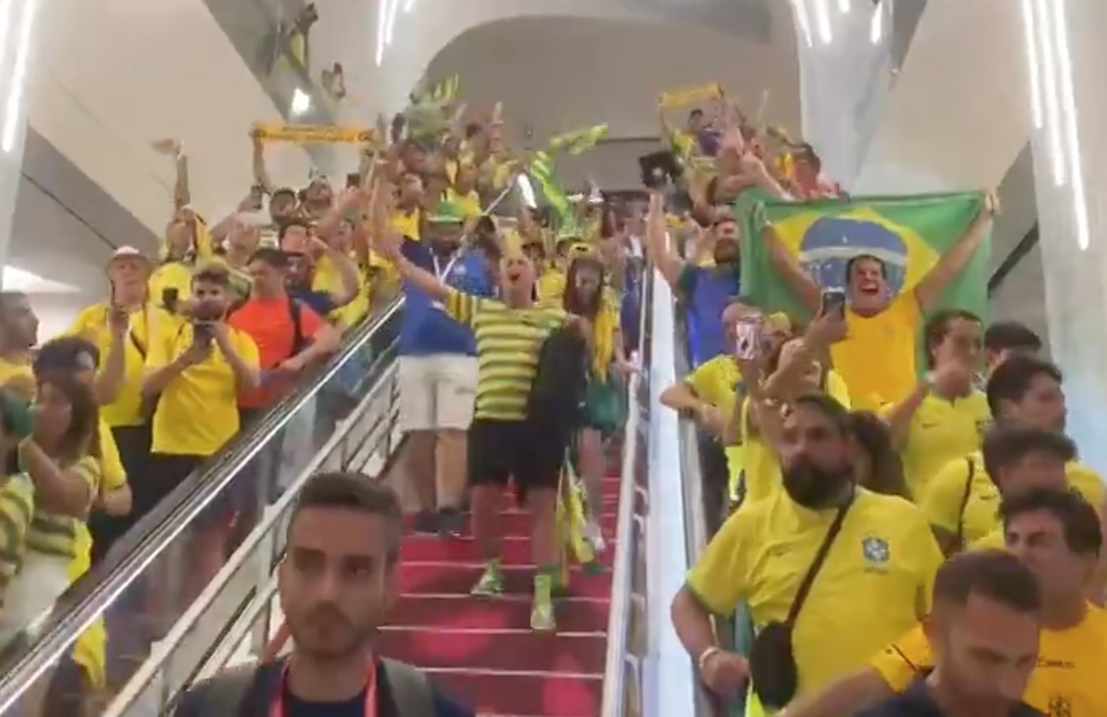 Vídeo: torcedores brasileiros fazem festa no metrô do Catar a caminho do jogo do Brasil