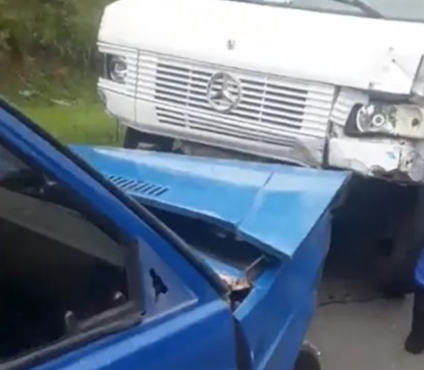 Acidente grave: Carro de torcedor colide com caminhão após bandeira do Brasil se soltar do capô