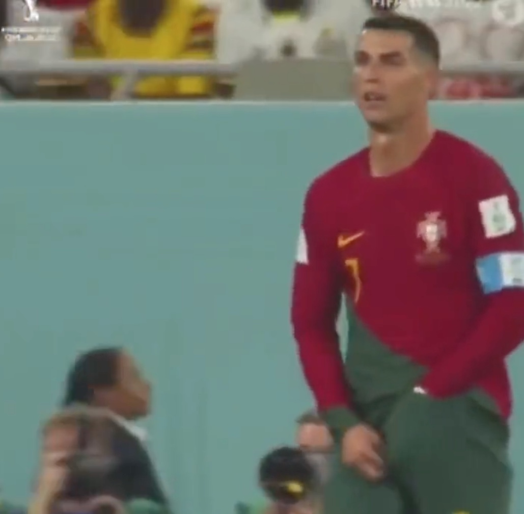 Cristiano Ronaldo mete a mão dentro do calção, tira 'lanchinho' e come; vídeo