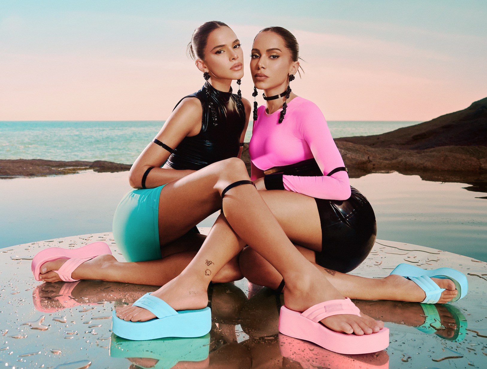 Bruna Marquezine e Anitta posam juntas, anos após desavença por Neymar 