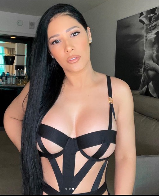 Simaria choca seguidores ao deixar seios à mostra em body ousado