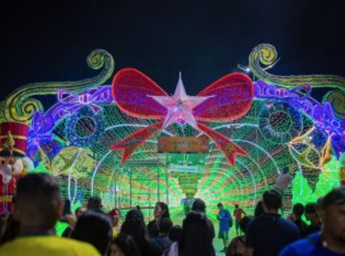 Vândalos arrancam pisca-pisca de túnel na Ponta Negra e atração é interditada