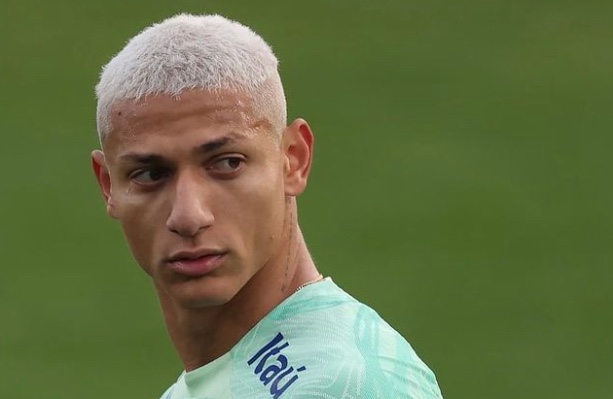 Richarlison se solidariza com vítimas de ataque em escola no ES