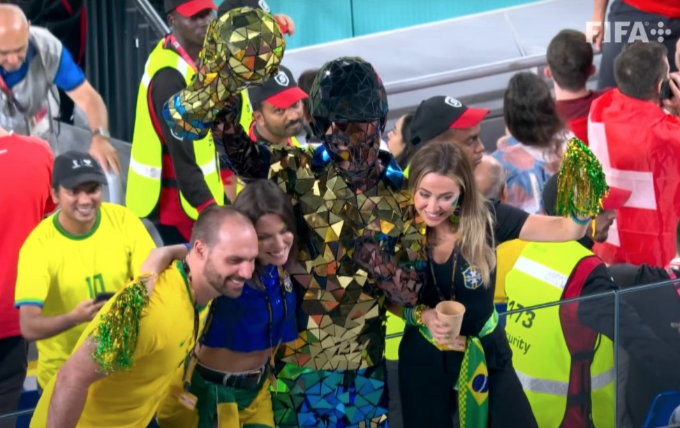 Eduardo Bolsonaro é flagrado curtindo Copa no Catar e é alvo de críticas