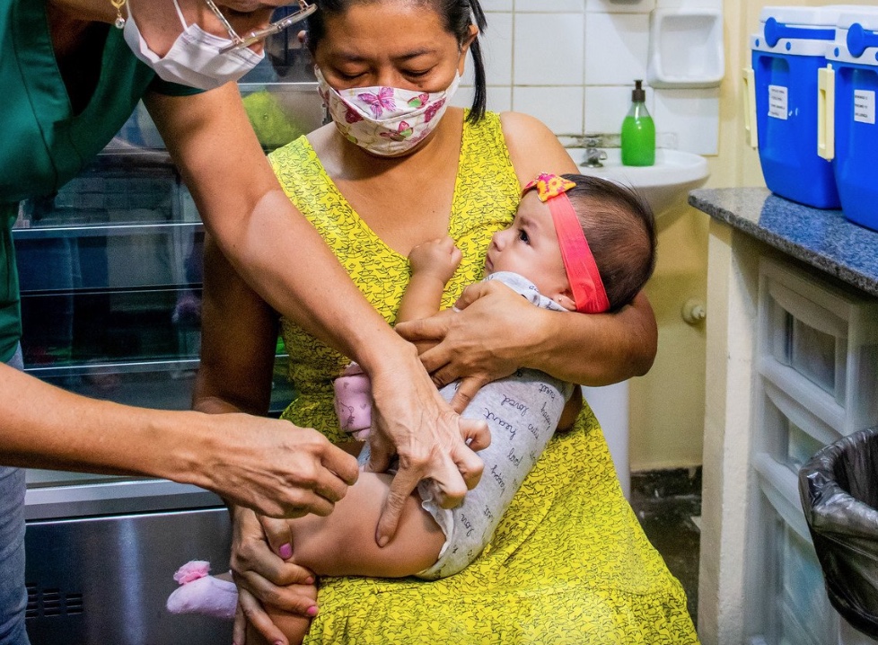 Reações da vacina contra covid-19 em bebês são mínimas e pais não devem se preocupar