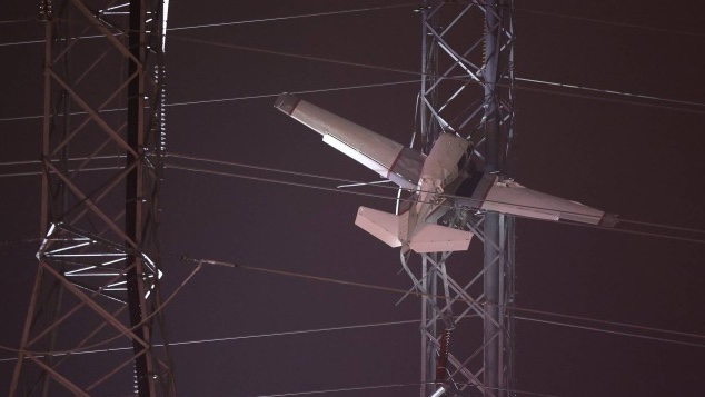 Vídeo: Avião se choca contra torre de energia e passageiros ficam pendurados por 7 horas