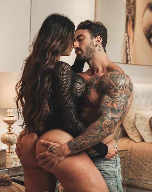 De fio-dental, Juju Salimeni posta foto levando mão boba 'em cheio' do namorado