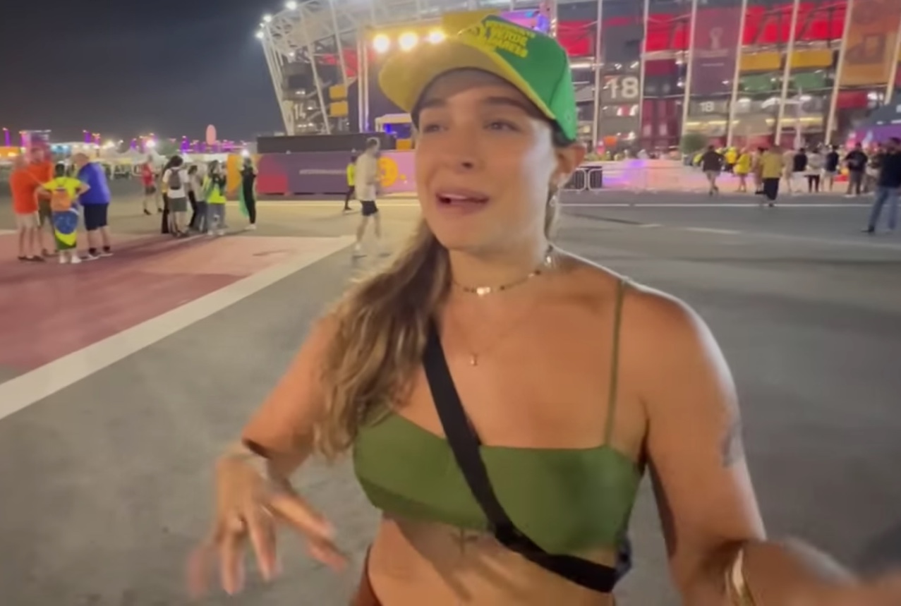 Brasileira desafia limites de costumes e vai de cropped pro Catar