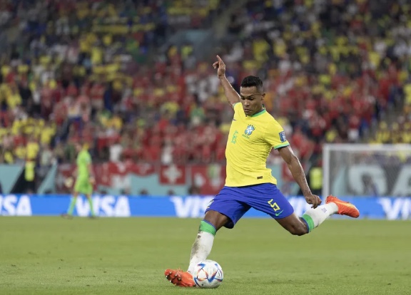 Urgente: Alex Sandro está fora do jogo contra Camarões