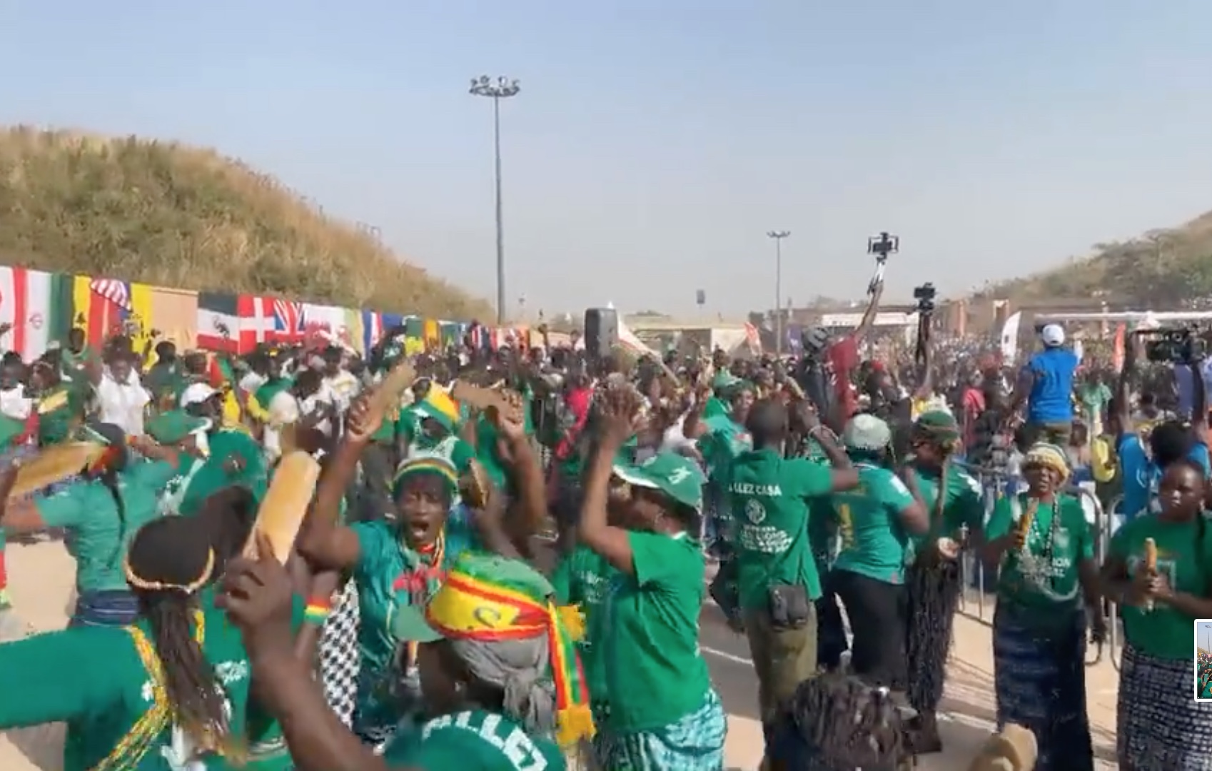 Vídeo: Torcedores invadem ruas do Senegal após classificação para oitavas de final da Copa