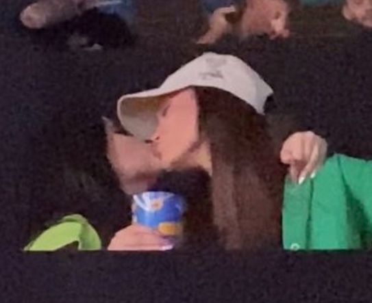 Juliette e Sarah dão selinho assistindo jogo da Copa e público reage: ‘Sariette vive’