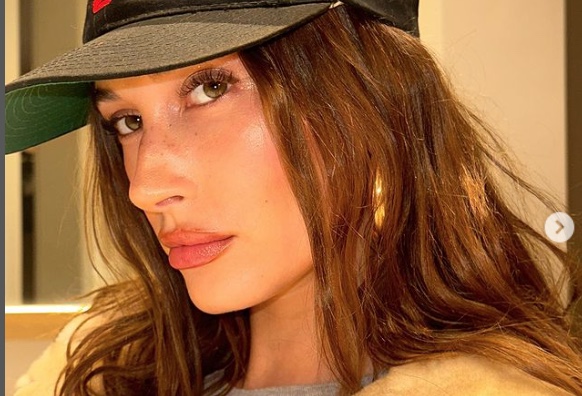 Hailey Bieber mostra barriga inchada e revela cisto no ovário do tamanho de uma maçã