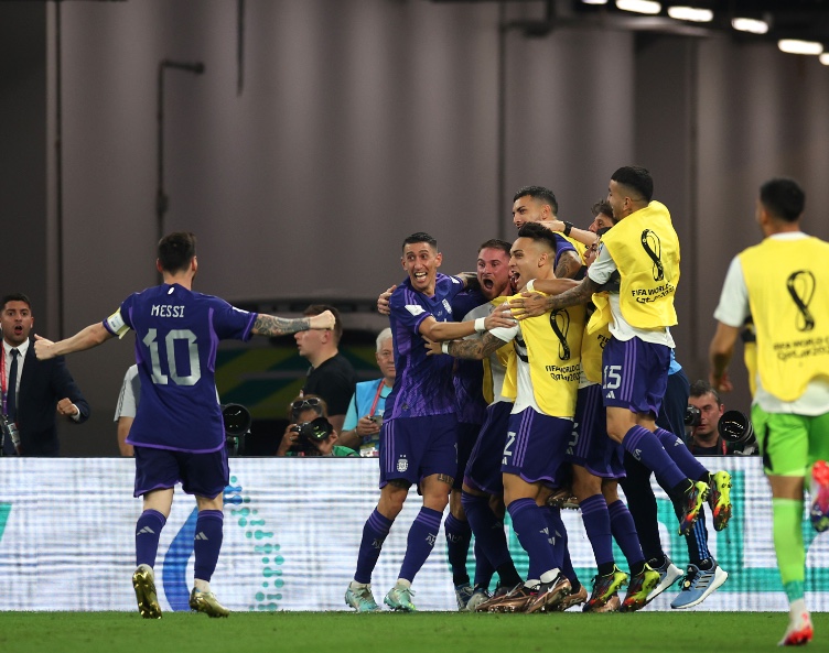 Argentina vence a Polônia por 2 a 0, mas ambas seguem na Copa